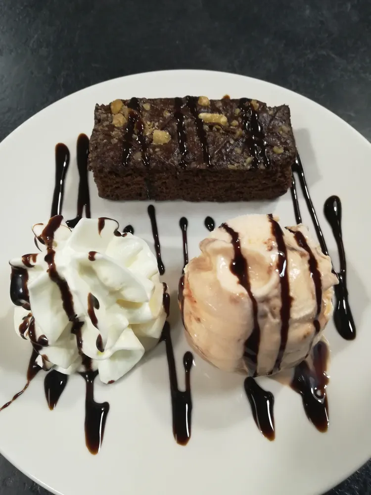 Brownie de Chocolate con Helado — Full photo